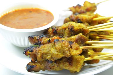 Tavuk satay fıstık soslu beyaz arka plan üzerinde izole Malay yemekleri