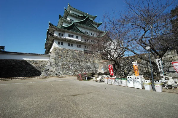 日本名古屋 2018年4月 名古屋城堡在蓝天之下 名古屋城堡建于 1612年 在二战中被美国空袭摧毁 城堡在1959年被重建了 — 图库照片