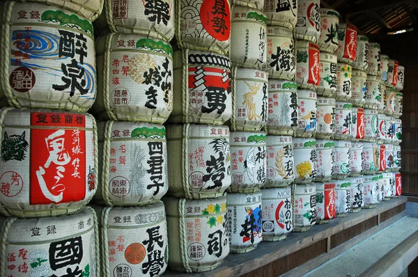日本名古屋 2018年4月 日本清酒米酒桶以装饰的文字在奥苏塔 奥苏塔神社 在名古屋日本 — 图库照片