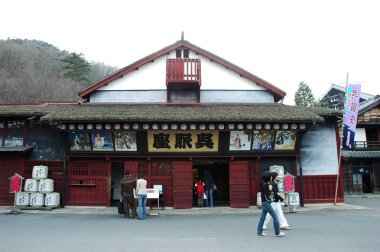 Inuyama, Japonya-23 Nisan, 2018: Meiji Mura Tema Inuyama Park'ta eski tiyatro Sergisi. 1867-1989 arasında tarihi binalar Meiji-mura açık hava Mimarlık Müzesi korur