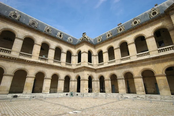 파리에서 화창한 Invalides 궁전의 안뜰의 프랑스 2018 — 스톡 사진