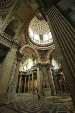 Paris, Fransa-Temmuz 23, 2018: Pantheon yüksek tavan, sütunlar, heykeller ve resimler ile görünüm içinde zengin bir dekore edilmiş Paris'te.