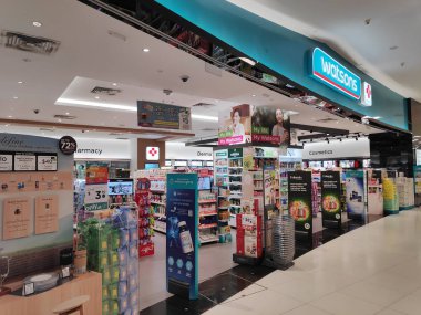 Singapur - 09 Ka 2018: Watsonlar Vivocity Singapur'da bulunan deposunu. Watsonlar kişisel bakım mağazaları sadece Watsonlar bilinen en büyük sağlık ve güzellik bakımı zincir mağaza Asya var