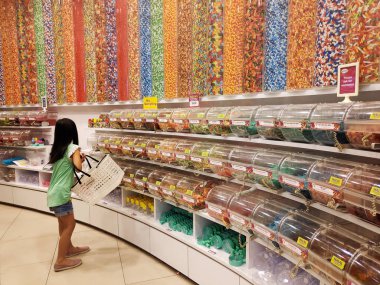 Singapur - 09 Ka 2018: Bin-in farklı renkli şeker Candylicious, Singapur'da devasa kaplarda depolanır.