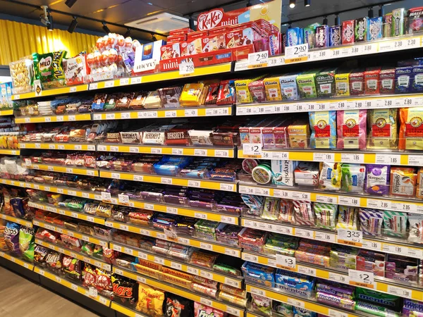 新加坡 2018年9月09日 在新加坡货架上出售的各种彩色糖果和糖果 — 图库照片