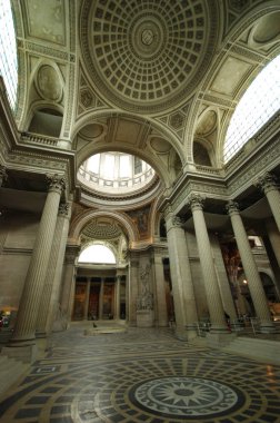 Paris, Fransa-Temmuz 23, 2018: Pantheon yüksek tavan, sütunlar, heykeller ve resimler ile görünüm içinde zengin bir dekore edilmiş Paris'te.