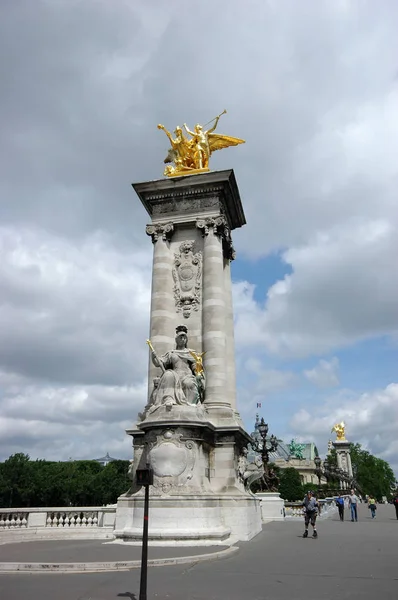 Paris France Jul 2018 Des Statues Renommée Bronze Doré Veillent — Photo