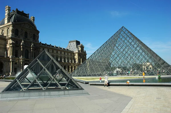 Paris França Jul 2018 Pirâmide Louvre Fonte Antes Museu Louvre — Fotografia de Stock
