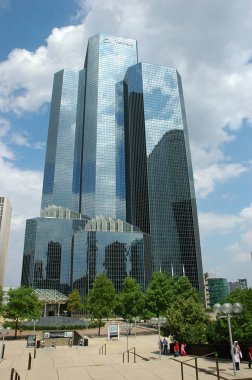 Paris, Fransa - 23 Temmuz 2018: La Défense merkezleri Modern mimarisi. La Defense Paris Fransa kuruluşuna ilçesidir