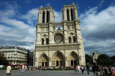 Paris, Fransa - 23 Temmuz 2018: Ünlü Notre Dame Katedrali Gotik bir Katolik Katedrali ve bir dönüm noktası Paris Fransa