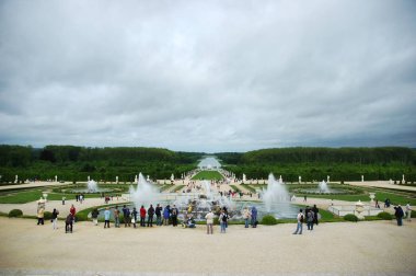 Paris, Fransa - 23 Temmuz 2018: Turist Latona Çeşme havuzu Güneş Kral Louis XIV tarafından oluşturulan Versailles Sarayı Ana binadan karşısında yakınındaki