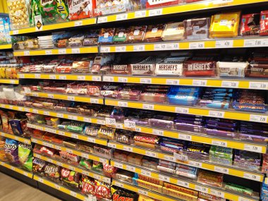 Singapur - 09 Ka 2018: Çeşitli renkli şeker ve tatlılar Singapur rafa yerleştirilen Satılık.