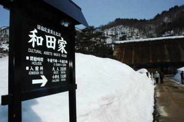 Shirakawa, Japonya - 23 Şubat 2018: Shirakawago Japonya kış sezonu. Gifu ili yer alan Shirakawago.