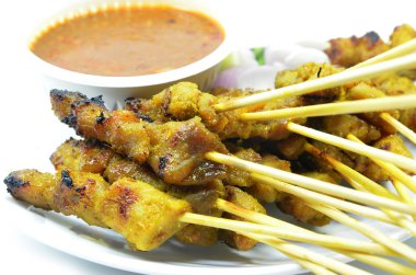 Tavuk satay fıstık soslu beyaz arka plan üzerinde izole Malay yemekleri