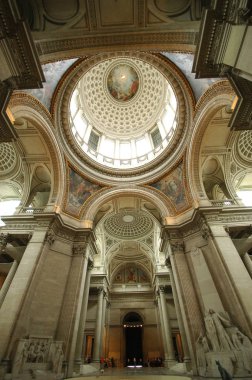 Paris, Fransa-Temmuz 23, 2018: Pantheon yüksek tavan, sütunlar, heykeller ve resimler ile görünüm içinde zengin bir dekore edilmiş Paris'te.