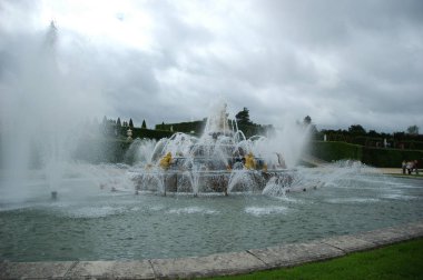 Paris, Fransa - 23 Temmuz 2018: Latona Çeşme havuzu Güneş Kral Louis XIV tarafından oluşturulan Versailles Sarayı Ana binadan karşısında