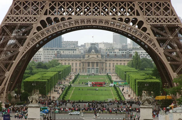 Paris França Jul 2018 Turistas Relaxando Parque Perto Torre Eiffel — Fotografia de Stock