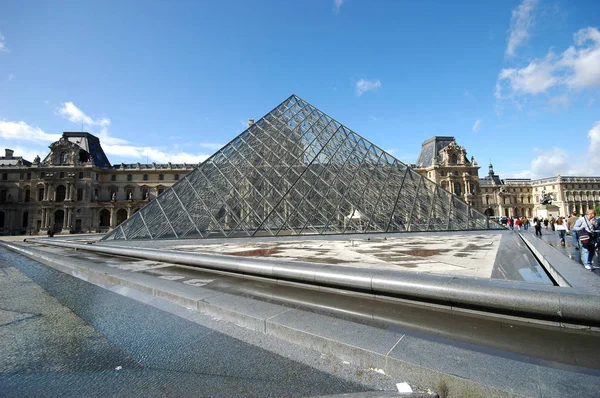 París Francia Jul 2018 Pirámide Vidrio Museo Del Louvre París — Foto de Stock