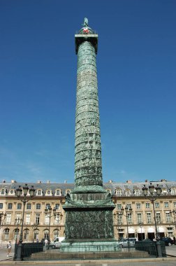 Paris, Fransa-Temmuz 23, 2018: Vendome sütun ile Napolyon Bonapart heykeli mavi gökyüzü arka plan Paris Fransa.