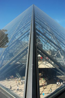 Paris, Fransa-Temmuz 23, 2018: Yapıları Louvre piramit. Bir büyük cam ve metal piramit sohbet Pei Çinli-Amerikalı mimar tarafından tasarlanan Louvre piramit olduğunu, 