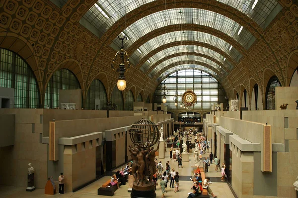 フランス 2018 フランス パリのオルセー美術館の訪問者 印象派とポスト印象派の傑作の最大のコレクションを所蔵します — ストック写真