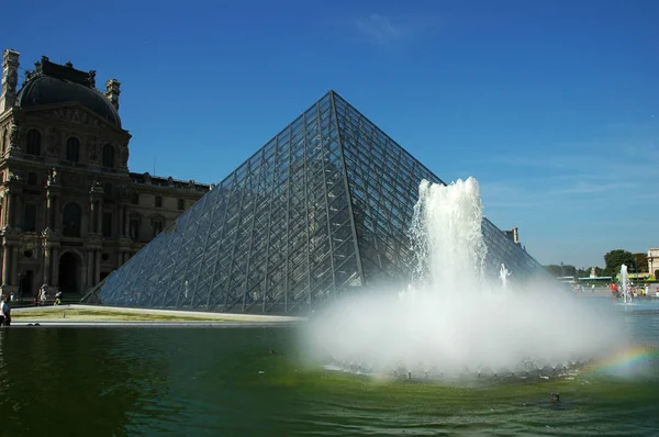 Paris Frankreich Juli 2018 Lamellenpyramide Und Brunnen Vor Dem Louvre — Stockfoto