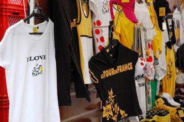 Paris, Fransa - 23 Temmuz 2018: Street stand tam çeşitli Hediyelik eşya Le Tour de France Paris, Fransa yarışmanın son aşamasında.