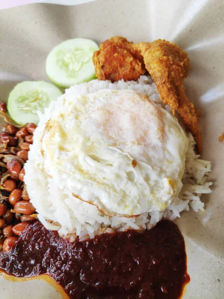 Nasi Lemak Bertugas Restoran Tersebut Hidangan Terkenal Malaysia — Stok Foto