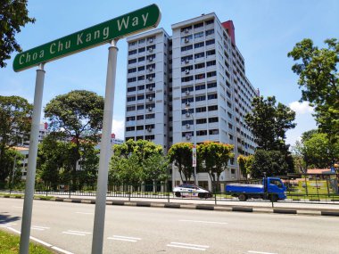 Singapur-23 Eylül, 2018: Singapur: Choa Chu Kang yol yol işareti ve mavi gökyüzü ile Konut Konut kompleksi
