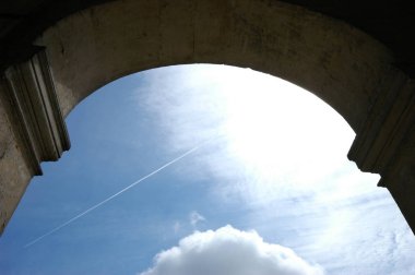 Paris, Fransa-Temmuz 23, 2018: Güneşli bir gün Paris Les Invalides sarayda iç avluya görünümünü.