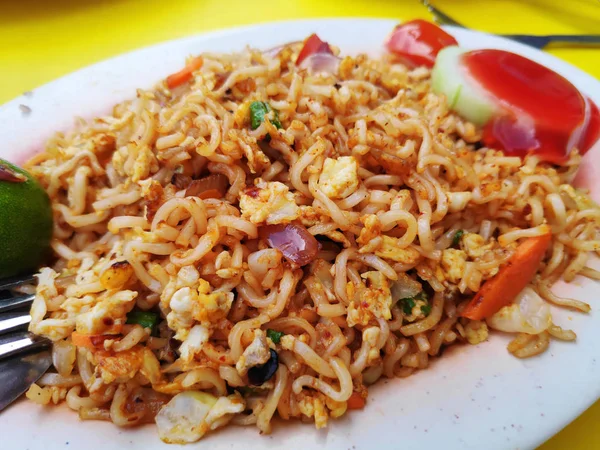 Baharatlı Kızarmış Köri Anlık Erişte Veya Malezya Tarzı Maggi Goreng — Stok fotoğraf