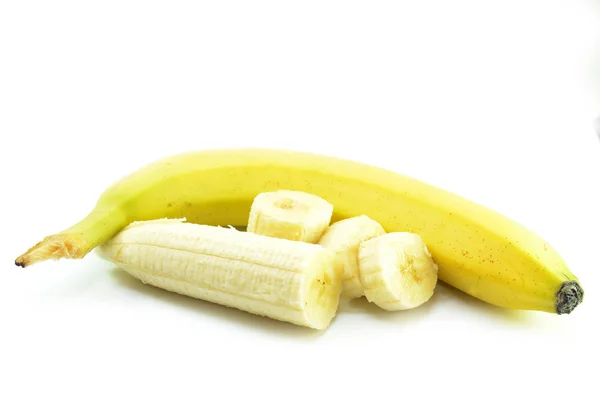 Plátanos Amarillos Maduros Con Plátanos Rodajas Sobre Fondo Blanco —  Fotos de Stock