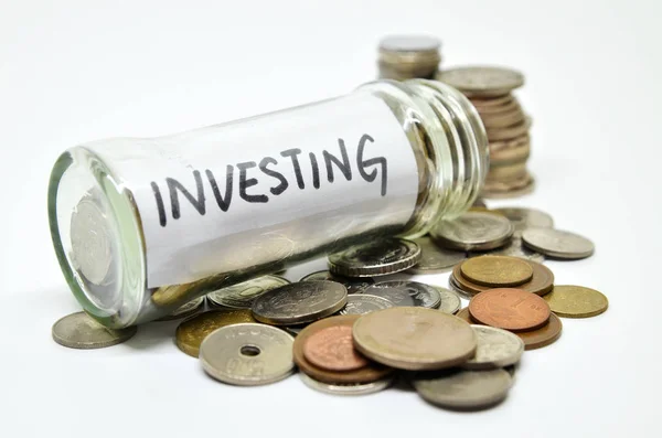 Investering Lable Glasburk Med Mynt Spiller Isolerad Vit Bakgrund — Stockfoto