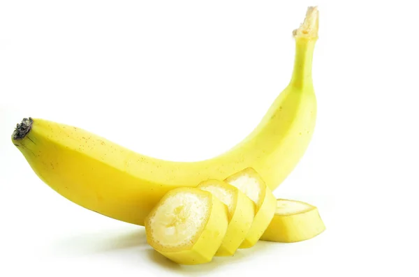 Reife Gelbe Bananen Mit Aufgeschnittenen Bananen Auf Weißem Hintergrund — Stockfoto