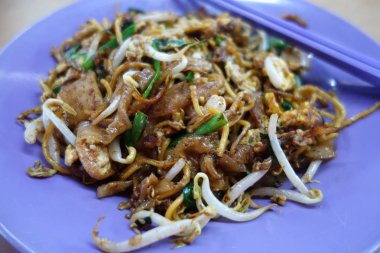 Penang Char Kway Teow Malezya 'dan Wide Rice Noodles kızarttı