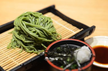 Soğuk noodles sosu bambu sepet üzerinde Japon Soba