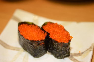 Tobiko Gunkan suşi (uçan balık Roe suşi Nori Sarma) bir plaka üzerinde
