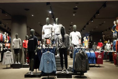 Genting Highlands, Malezya - 03 Aralık 2018: bir butik lüks ve şık marka görüntüler. Modern stil mağaza önünde rahat kadın giyim ve çanta vitrin.