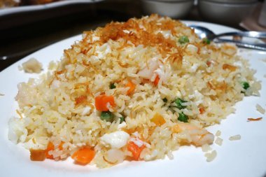 Çin kızarmış pirinç beyaz tabakta yığını