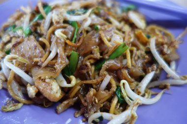 Penang Char Kway Teow Malezya 'dan Wide Rice Noodles kızarttı