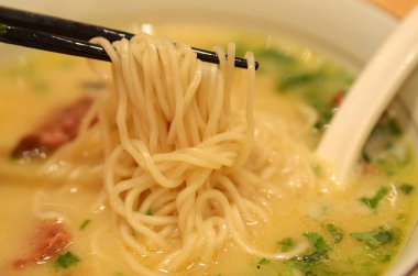Bir çift çubuk restoranında Japon ramen