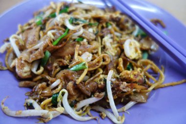 Penang Char Kway Teow Malezya 'dan Wide Rice Noodles kızarttı
