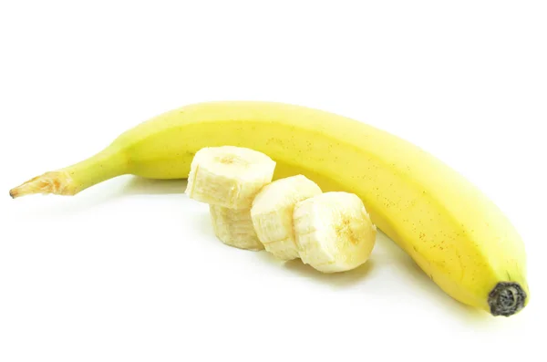 Reife Gelbe Bananen Mit Aufgeschnittenen Bananen Auf Weißem Hintergrund — Stockfoto