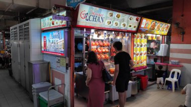 Singapur - 18 Aralık 2018: Hong Kong Soya sosu tavuklu pilav ve makarna Chinatown, Singapur. En ucuz Michelin Rehberi restoran 1 yıldızla derecelendirilen olduğunu.