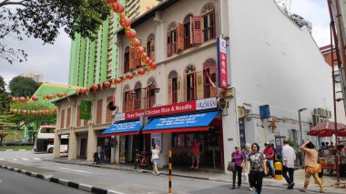 Singapur - 18 Aralık 2018: Hong Kong Soya sosu tavuklu pilav ve makarna Chinatown, Singapur. En ucuz Michelin Rehberi restoran 1 yıldızla derecelendirilen olduğunu.