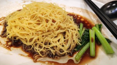 Hong Kong usulü kurutulmuş erişte ve taze yeşil sebze..