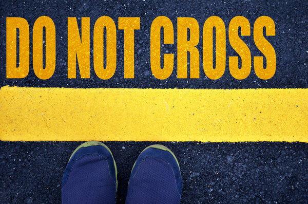 Не пересекайтесь с желтым принтом, 3D рендерингом
