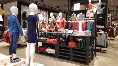 Genting Highlands, Malezya - 03 Aralık 2018: bir butik lüks ve şık marka görüntüler. Modern stil mağaza önünde rahat kadın giyim ve çanta vitrin.