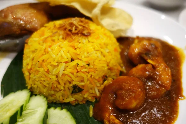 Nasi Lemak Geleneksel Malezya Baharatlı Pirinç Yemeği — Stok fotoğraf