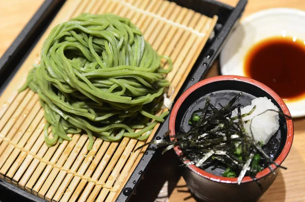 Soğuk noodles sosu bambu sepet üzerinde Japon Soba